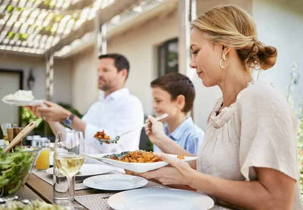Siadać Cieszyć Się Wspólnym Posiłkiem Rodzina Delektująca Się Wspólnym Posiłkiem — Zdjęcie stockowe