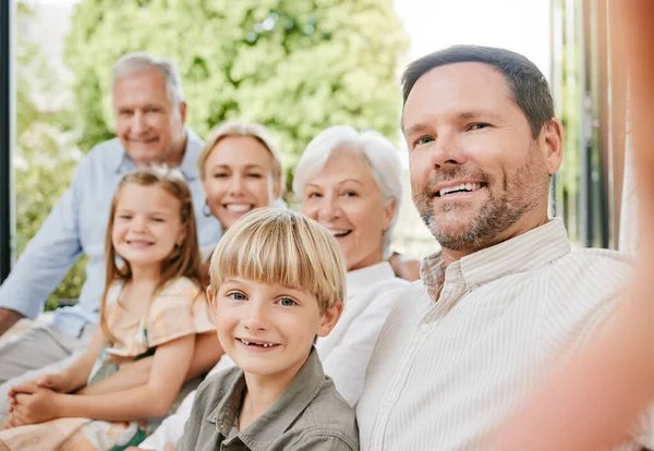 マルチ世代の家族と一緒に自撮り 中年の男が家族と一緒に座って写真を撮る 家庭での幸せな拡大家族の絆 — ストック写真