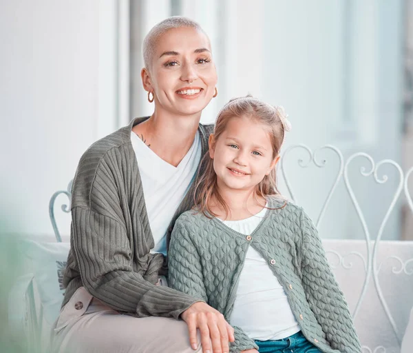 Mãe Filha Adorável Sorrindo Para Câmera Retrato Menina Perto Sua — Fotografia de Stock