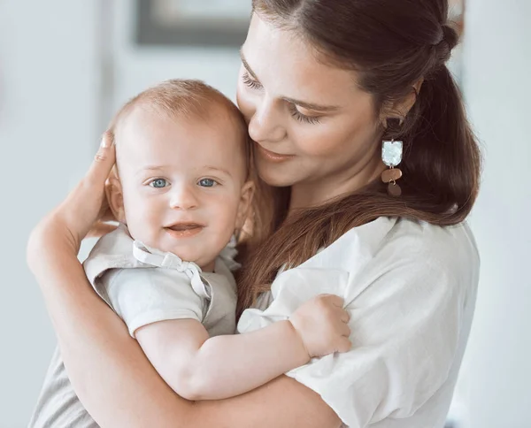 Udělala Jsi Zázračnou Mámu Krásná Mladá Matka Sbližování Svým Novorozencem — Stock fotografie