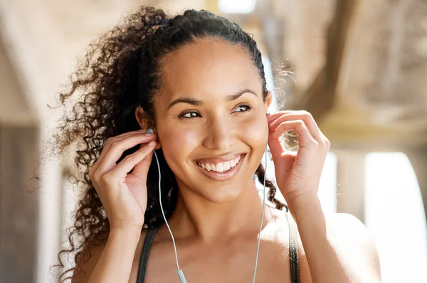 音乐进来 让我们走 一位年轻貌美的女士在城市户外运动时戴上耳机 — 图库照片