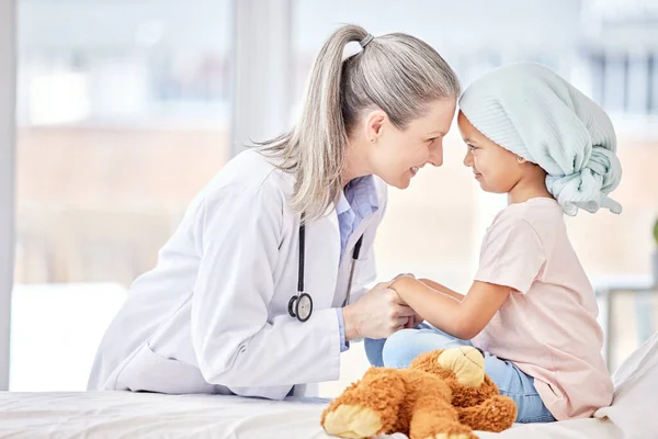 Het Fundament Van Alle Geluk Gezondheid Een Schattig Klein Meisje — Stockfoto