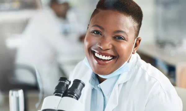 異なる視点からそれを見なければなりません 研究室で顕微鏡を使っている若い女性が — ストック写真