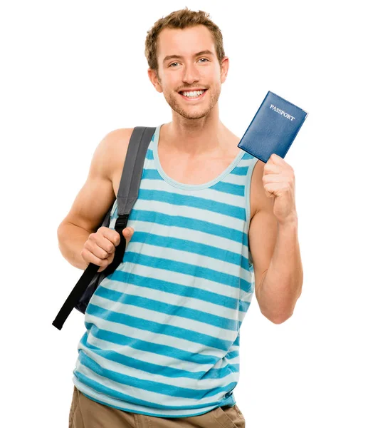 世界を見る準備ができています パスポートを持っている若い男がスタジオを背景に旅行する準備ができている — ストック写真