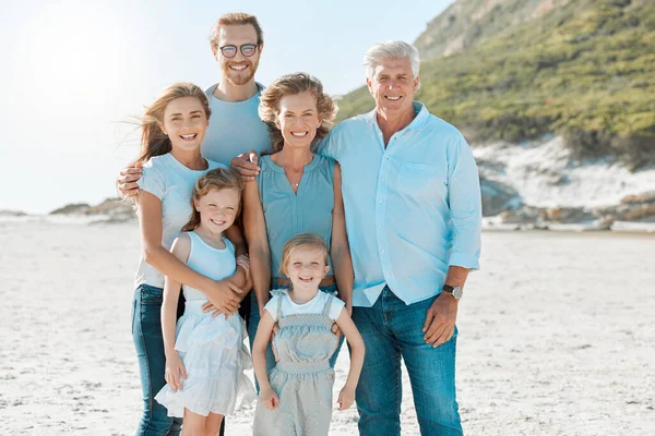 Genieten Aan Het Strand Met Familie Een Familie Van Meerdere — Stockfoto