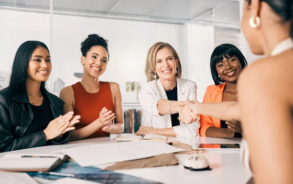 Neem Mijn Hand Akkoord Met Dit Partnerschap Twee Zakenvrouwen Schudden — Stockfoto