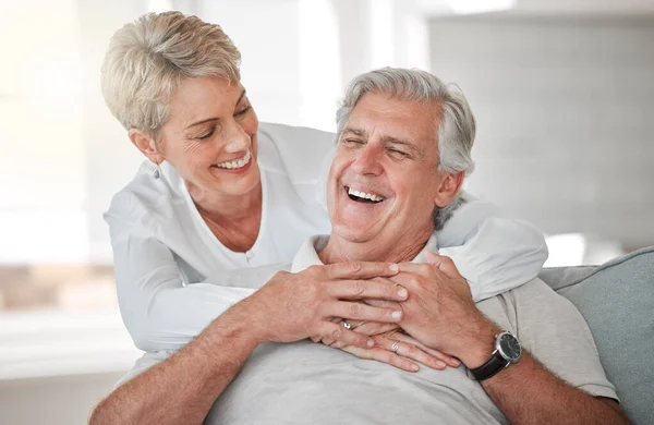 Mieux Ensemble Heureux Couple Personnes Âgées Détendre Sur Canapé Maison — Photo