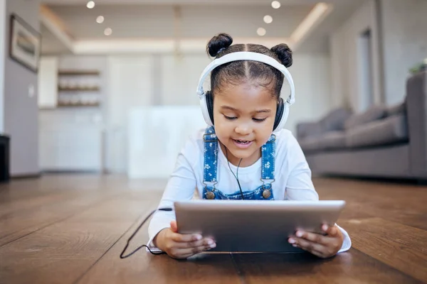 Una Adorabile Bambina Mista Sdraiata Sul Pavimento Salotto Casa Che — Foto Stock