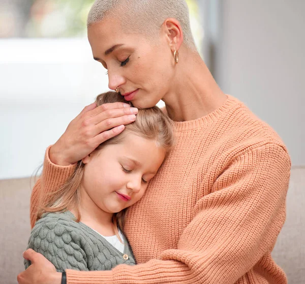 Las Mamás Atraparon Una Joven Madre Consolando Hija Sofá Casa — Foto de Stock