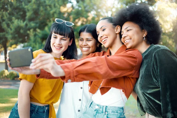 Amigo Aceita Tal Como Grupo Amigas Tirar Uma Selfie Num — Fotografia de Stock