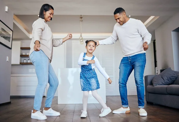 混血儿一家人在家里客厅里玩得开心 一起跳舞 可爱的小女孩和她快乐的爸爸妈妈在一起 无忧无虑的父母招待精力充沛的女儿 — 图库照片