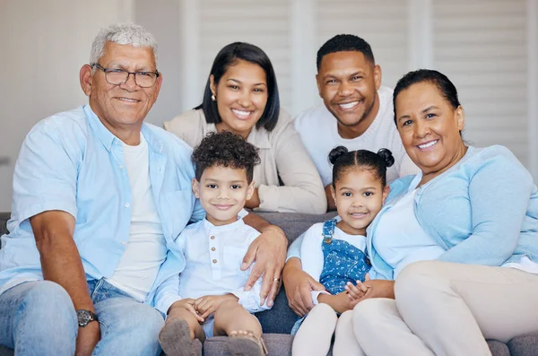 Ritratto Famiglia Ispanica Allargata Seduta Insieme Casa Famiglia Felice Con — Foto Stock