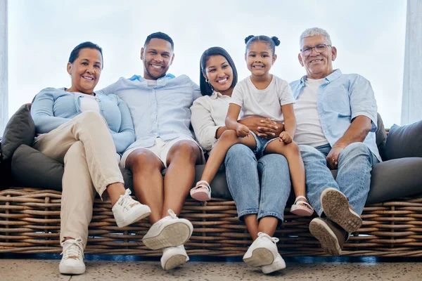 Retrato Família Hispânica Estendida Sorrindo Para Câmera Enquanto Estava Sentado — Fotografia de Stock