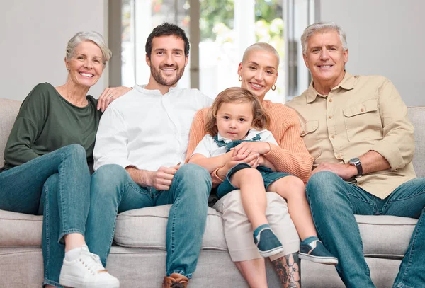 大切な瞬間と大きな笑顔 自宅でソファの上に幸せな家族の絆の肖像画 — ストック写真