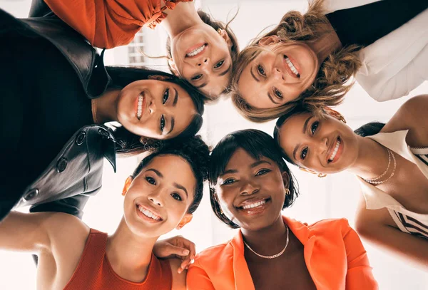 Ter Ondersteuning Van Elkaar Een Groep Zakenvrouwen Die Samenbundelen Het — Stockfoto