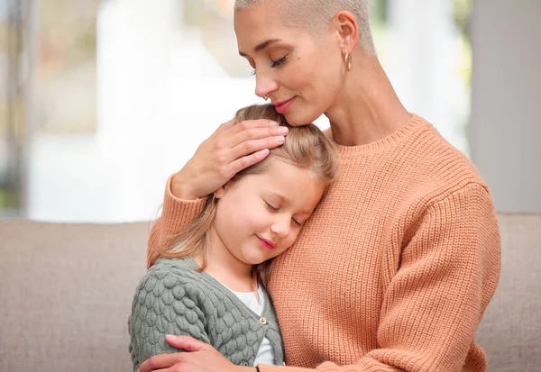 母亲感到孩子的痛苦最深 一位年轻的母亲在家里的沙发上安慰她的女儿 — 图库照片