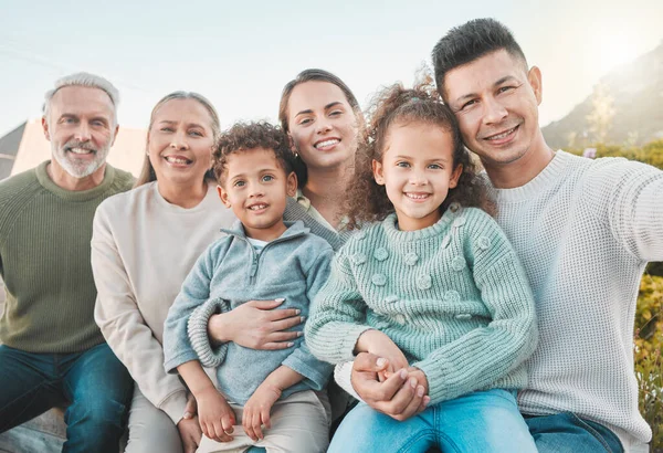 Rodina Vytvoří Bezpečné Místo Pro Každého Člena Multigenerační Rodina Pózující — Stock fotografie