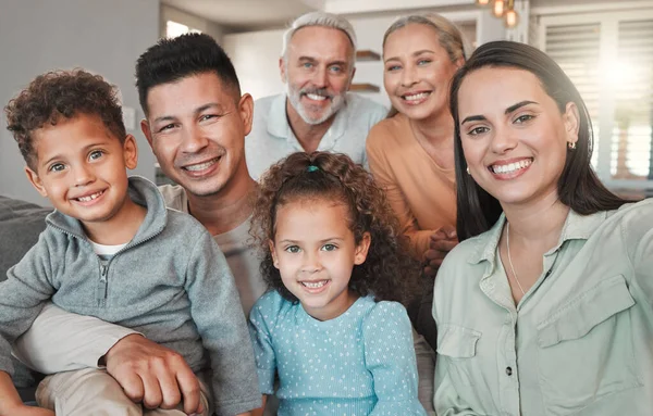 Familie Tijd Belangrijk Een Familie Die Samen Thuis Een Selfie — Stockfoto