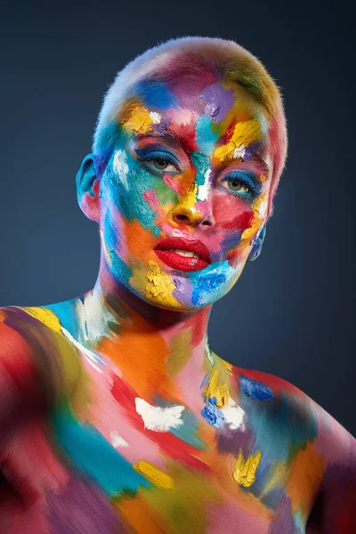 艺术家用颜色来表达自己的观点 演播室拍摄的一个年轻女子脸上涂满了彩绘的照片 — 图库照片