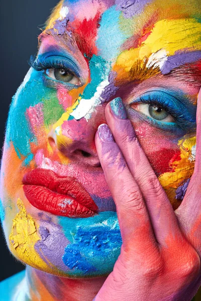 拥抱和你说话的任何颜色 演播室拍摄的一个年轻女子脸上涂满了彩绘的照片 — 图库照片
