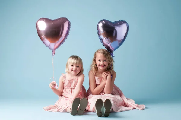 Dvě Roztomilé Holky Hrající Balónky Dvě Roztomilé Sestry Hrát Srdcem — Stock fotografie