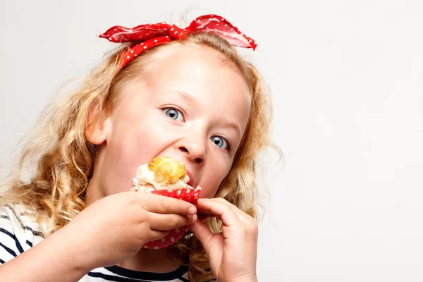 Delicia Más Deliciosa Una Joven Mordiendo Cupcake Contra Fondo Estudio — Foto de Stock