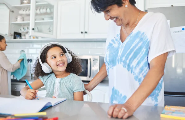 Sehen Sie Wer Gekommen Ist Sie Abzulenken Eine Oma Hilft — Stockfoto