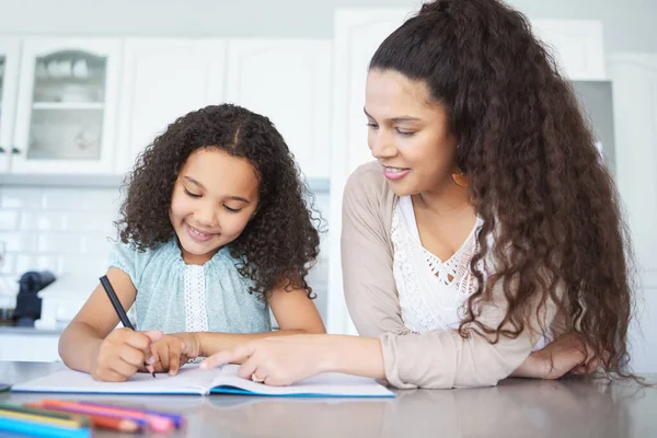Shes Focused Happy Well Done Mom Mother Helping Her Daughter — Stock Photo, Image