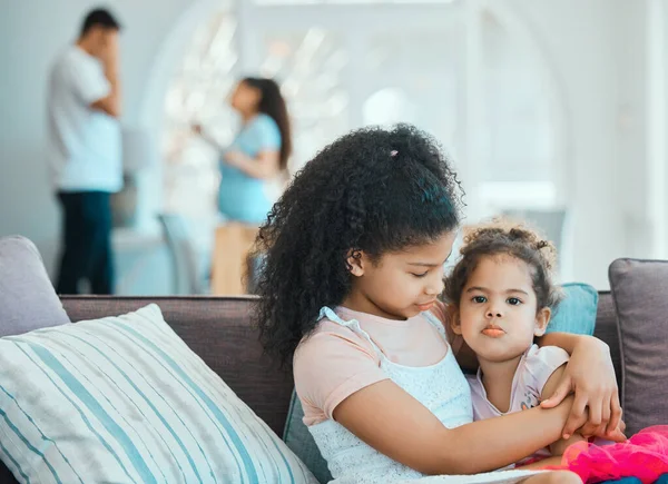 Todo Mundo Lleva Perdedor Una Niña Consolando Hermana Pequeña Mientras —  Fotos de Stock