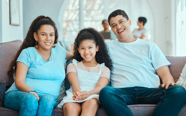 Una Vida Sana Una Hermosa Pareja Vinculándose Con Hija Sofá — Foto de Stock