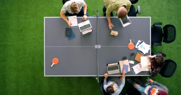 Nad Startup Setkání Notebooku Stole Pro Ping Pong Stolní Tenis — Stock video