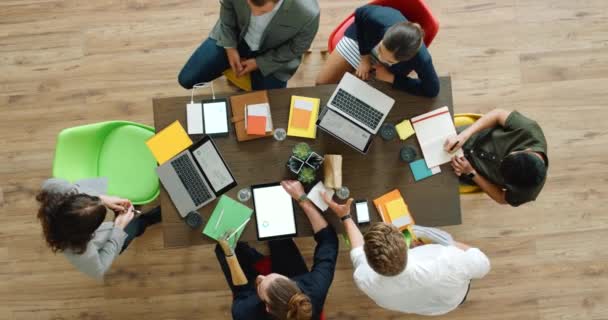 Puesta Marcha Reuniones Negocios Con Personas Con Cartera Tecnología Portátil — Vídeos de Stock