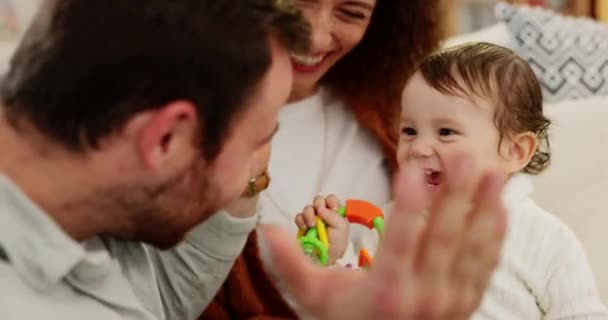 Peekaboo Игра Семья Ребенок Родители Любовь Счастье Доме Проводя Качественное — стоковое видео