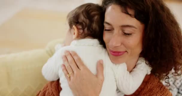 婴儿和爱心在照顾中摇曳着 带着微笑在沙发上建立起了亲密的关系和感情 妈妈把小孩抱在客厅的沙发上 用柔情温柔的手抱着孩子 — 图库视频影像