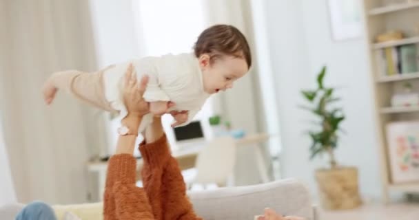 Mor Baby Kärlek Och Spela Flygplan Flyga Luft Bindning Aktivitet — Stockvideo