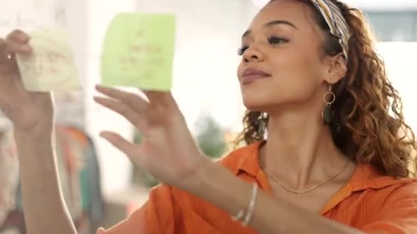 Sticky Σημείωση Γυαλί Και Μαύρο Γυναίκα Σχεδιασμό Startup Επιτυχία Του — Αρχείο Βίντεο