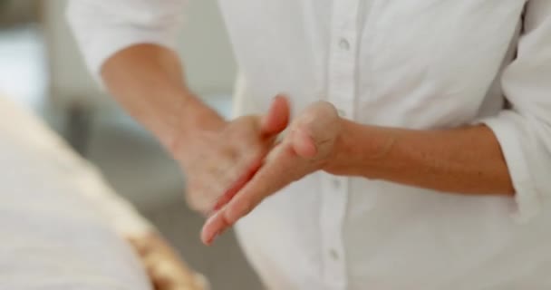 Massaggio Cura Della Pelle Mani Terapeuta Che Offre Servizio Lusso — Video Stock