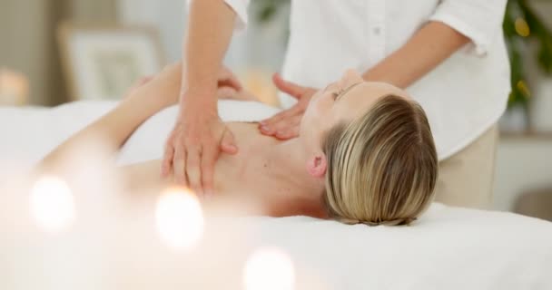 Massage Entspannung Und Wellness Mit Einer Kundin Die Auf Einem — Stockvideo