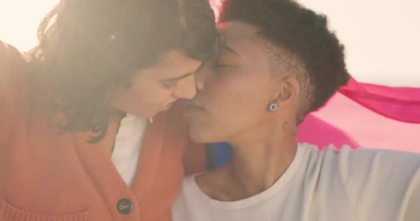 Amour Lesbienne Baiser Avec Couple Pour Liberté Avec Drapeau Plage — Video