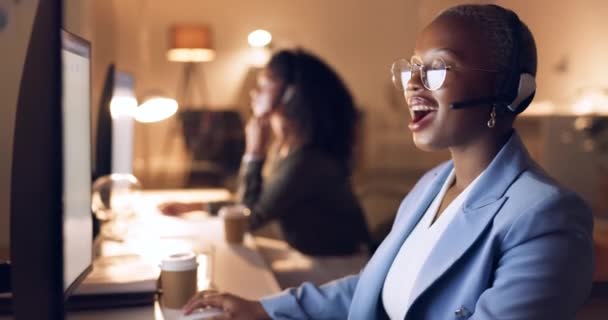 呼叫中心 支持和业务妇女在夜间 工作在计算机 加班或夜班 客户关系管理 客户服务电话的帮助和咨询代理 戴耳机与顾客交谈的黑人妇女 — 图库视频影像
