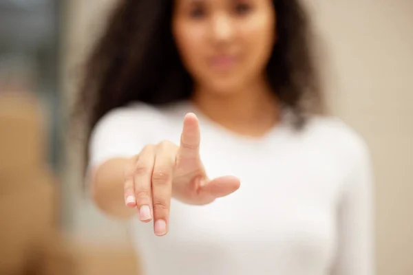 Detente Ahí Una Mujer Irreconocible Con Mano Extendida — Foto de Stock