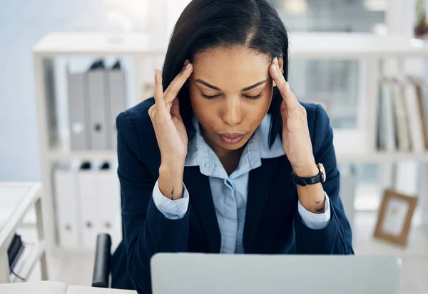 Vegyél Mély Levegőt Koncentrálj Egy Fiatal Üzletasszony Stresszesnek Tűnik Miközben — Stock Fotó