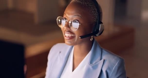 呼叫中心 与一名黑人女性顾问和同事一起在客户服务部门工作时退出 团队合作 与我们联系 并在销售方面与一位女性和同事一起提供支持 — 图库视频影像