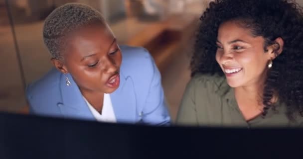 夜のスタートアップオフィスでコンピュータに忙しいビジネスマンの黒人女性チームと面白い コラボレーションや友人 女性従業員や同僚とのチームワーク コミック インターネット — ストック動画