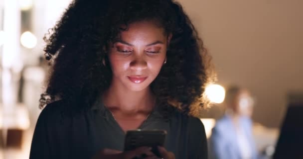 Соціальні Медіа Телефон Чорна Жінка Темному Офісі Корпоративного Крайнього Терміну — стокове відео