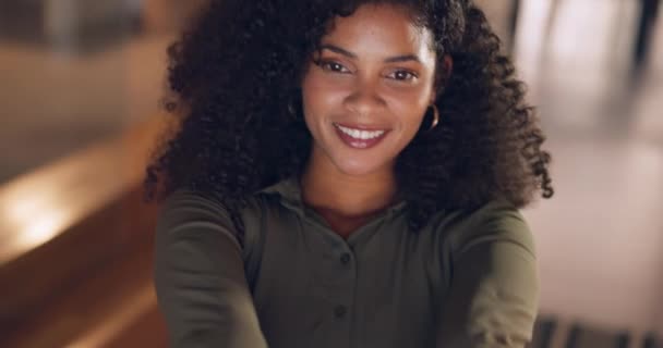 Succes Motivatie Ontspanning Met Een Zwarte Vrouw Die Avonds Kantoor — Stockvideo