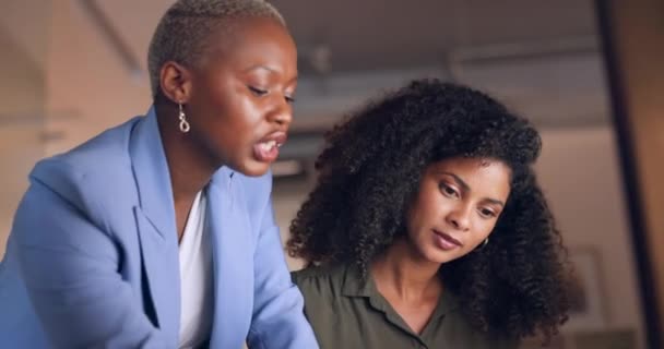 Comentarios Mujer Negra Gerente Coaching Explicación Formación Escritorio Empresa Nueva — Vídeos de Stock