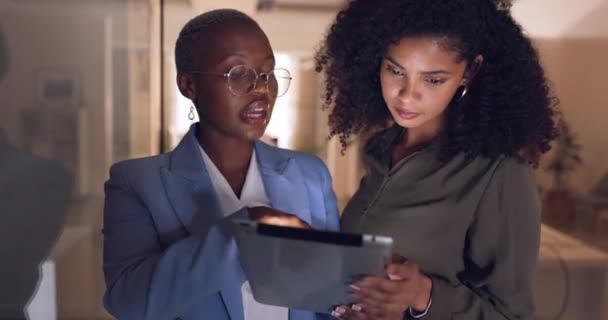 Mujeres Negras Negocios Tabletas Discusión Reunión Para Estrategia Corporativa Planificación — Vídeo de stock