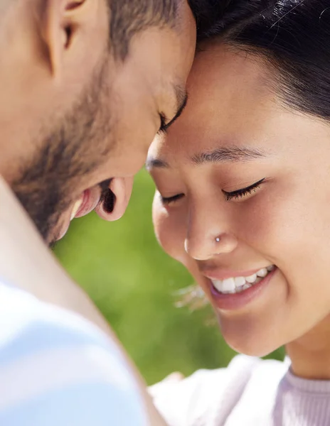 Jag Kunde Inte Vara Lyckligare Ett Ungt Par Tillbringar Tid — Stockfoto