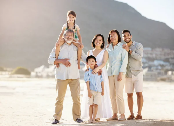 Das Band Zwischen Familie Ganzkörperaufnahme Einer Glücklichen Vielfältigen Mehrgenerationenfamilie Strand — Stockfoto